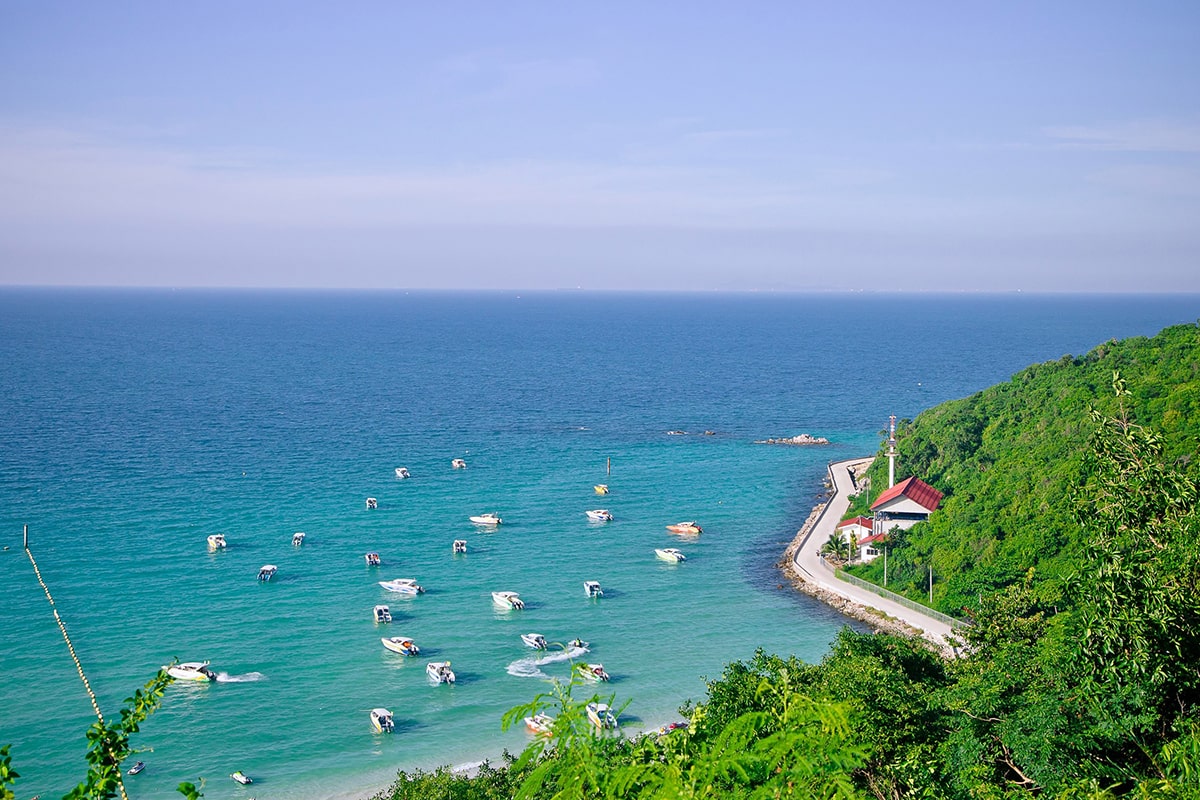 Traveller visiting ice cave with amazing eye-catching scenes - Image 2